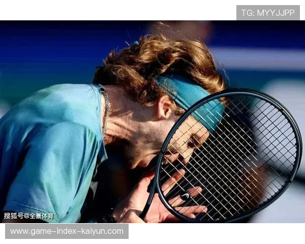 网球名将咖啡洒一身！采访被迫取消