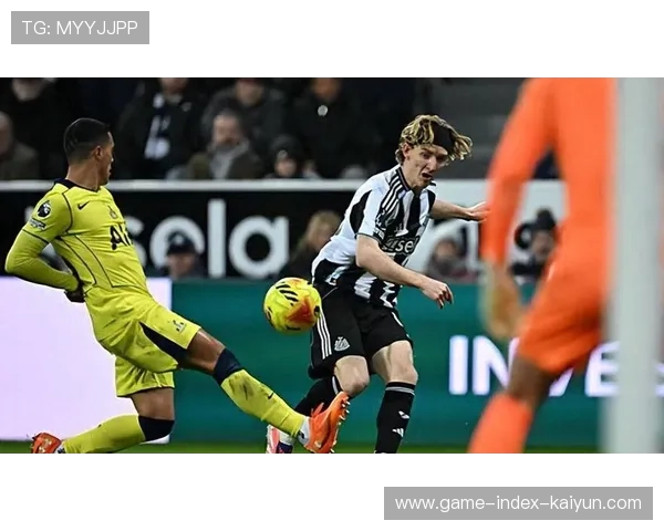 热刺围攻逼出空间,库卢切夫斯基推射攻门 热刺围攻逼出空间,库卢切夫斯基推射攻门